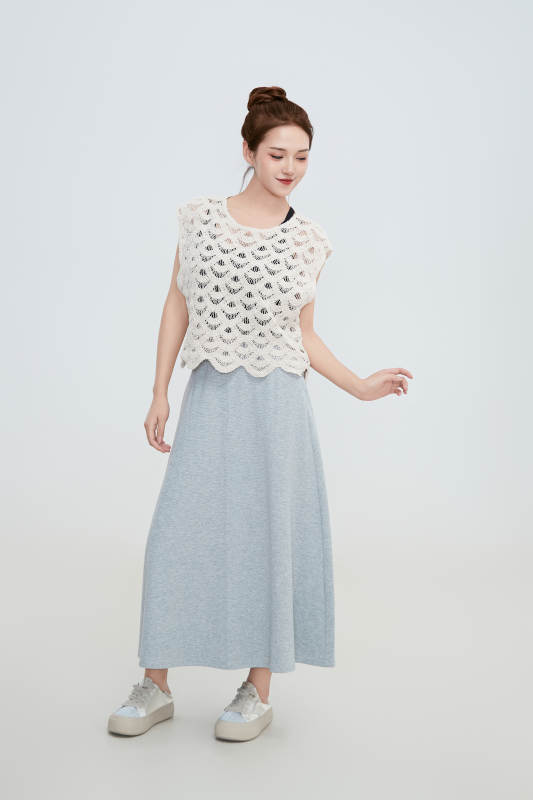 在摄影棚拍摄的青年时尚女性图片