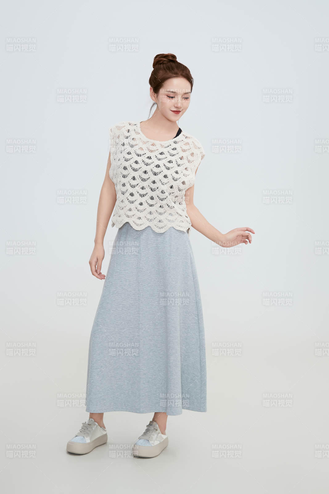 在摄影棚拍摄的青年时尚女性图片