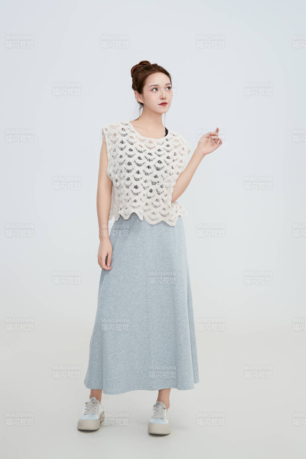 在摄影棚拍摄的青年时尚女性图片