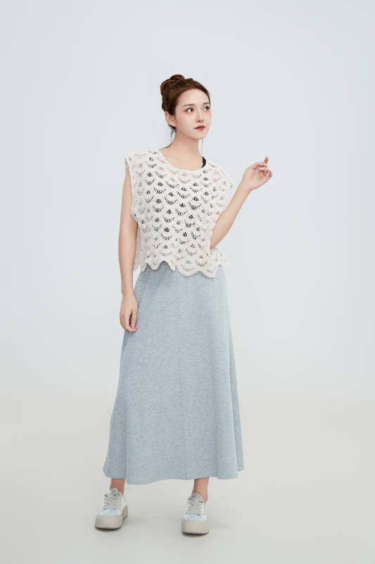 在摄影棚拍摄的青年时尚女性图片