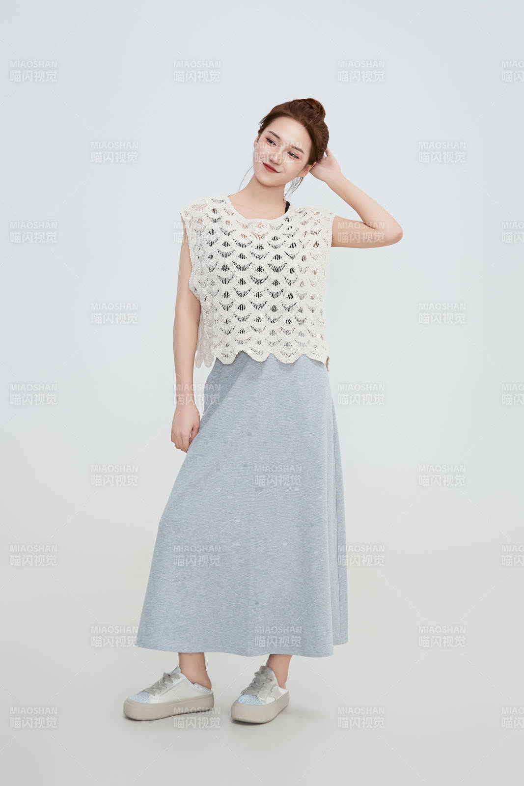 在摄影棚拍摄的青年时尚女性图片