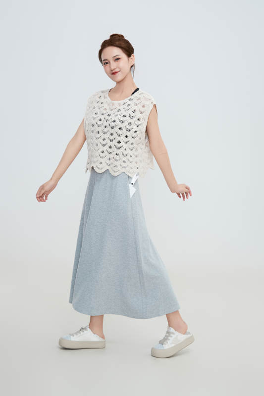 在摄影棚拍摄的青年时尚女性图片