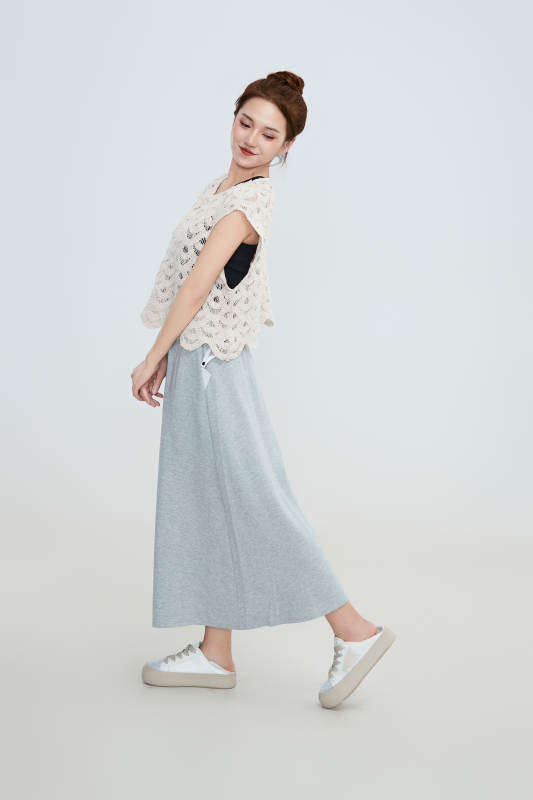 在摄影棚拍摄的青年时尚女性图片