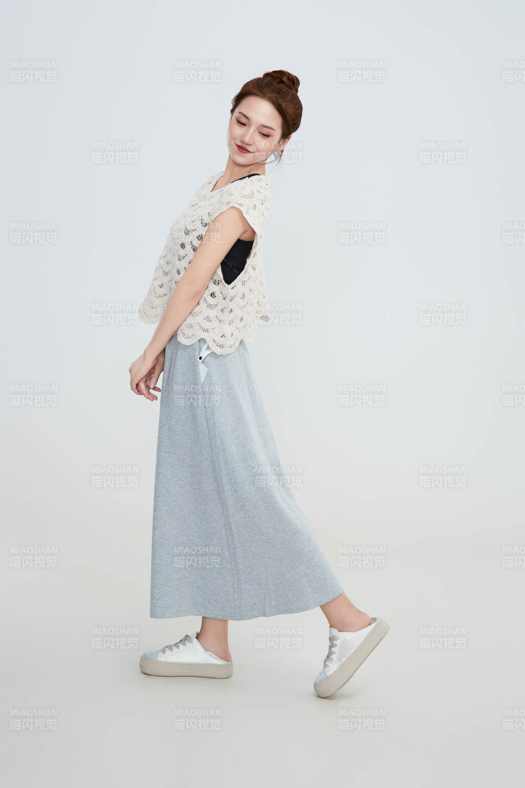 在摄影棚拍摄的青年时尚女性图片