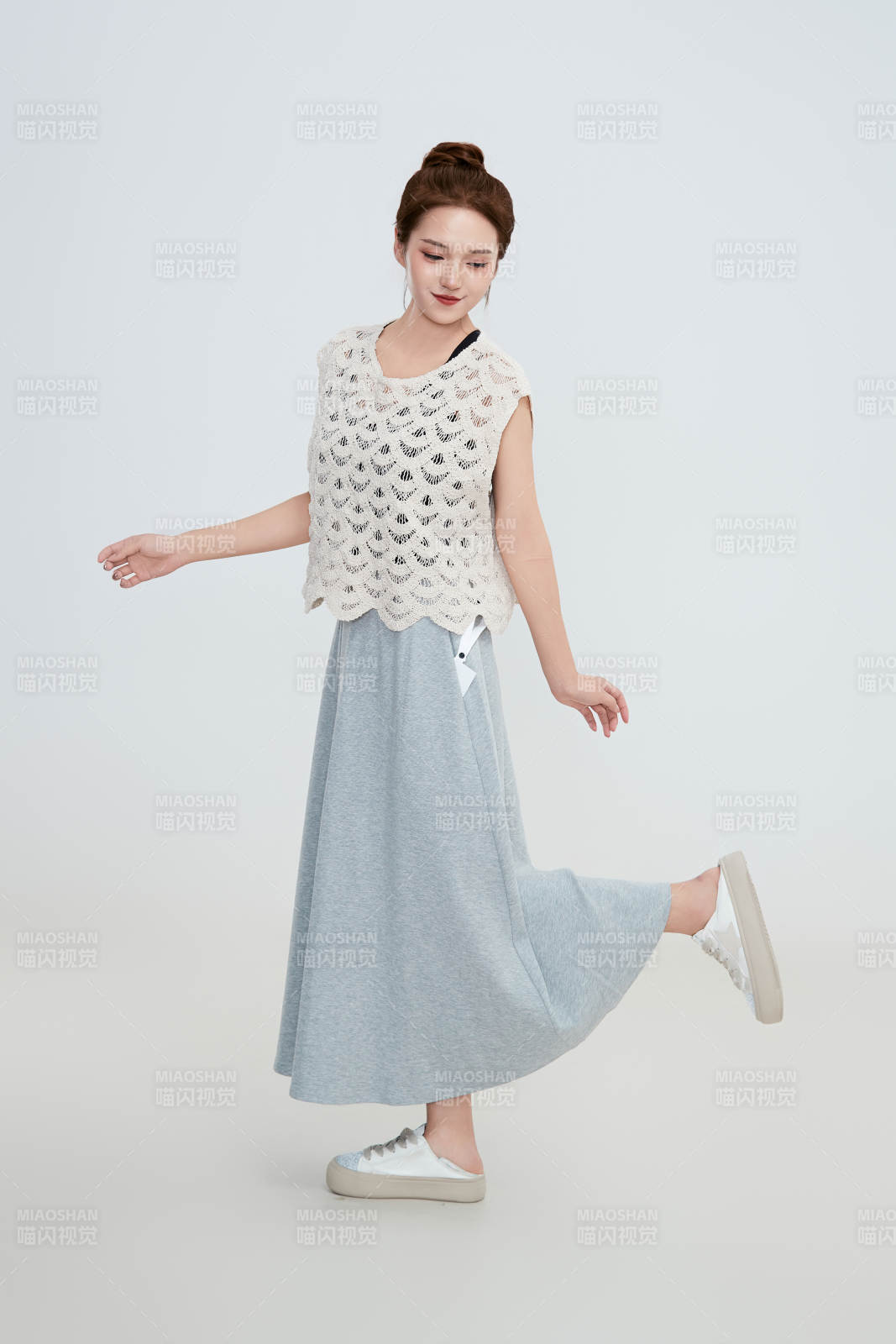 在摄影棚拍摄的青年时尚女性图片