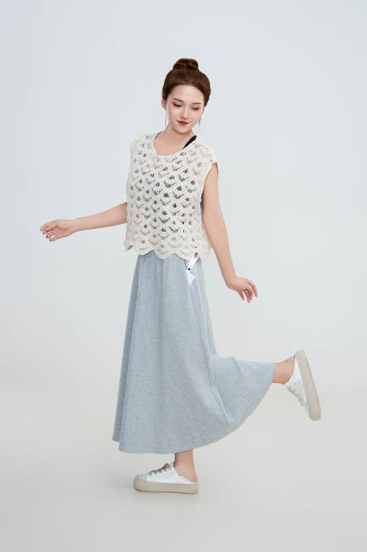 在摄影棚拍摄的青年时尚女性图片