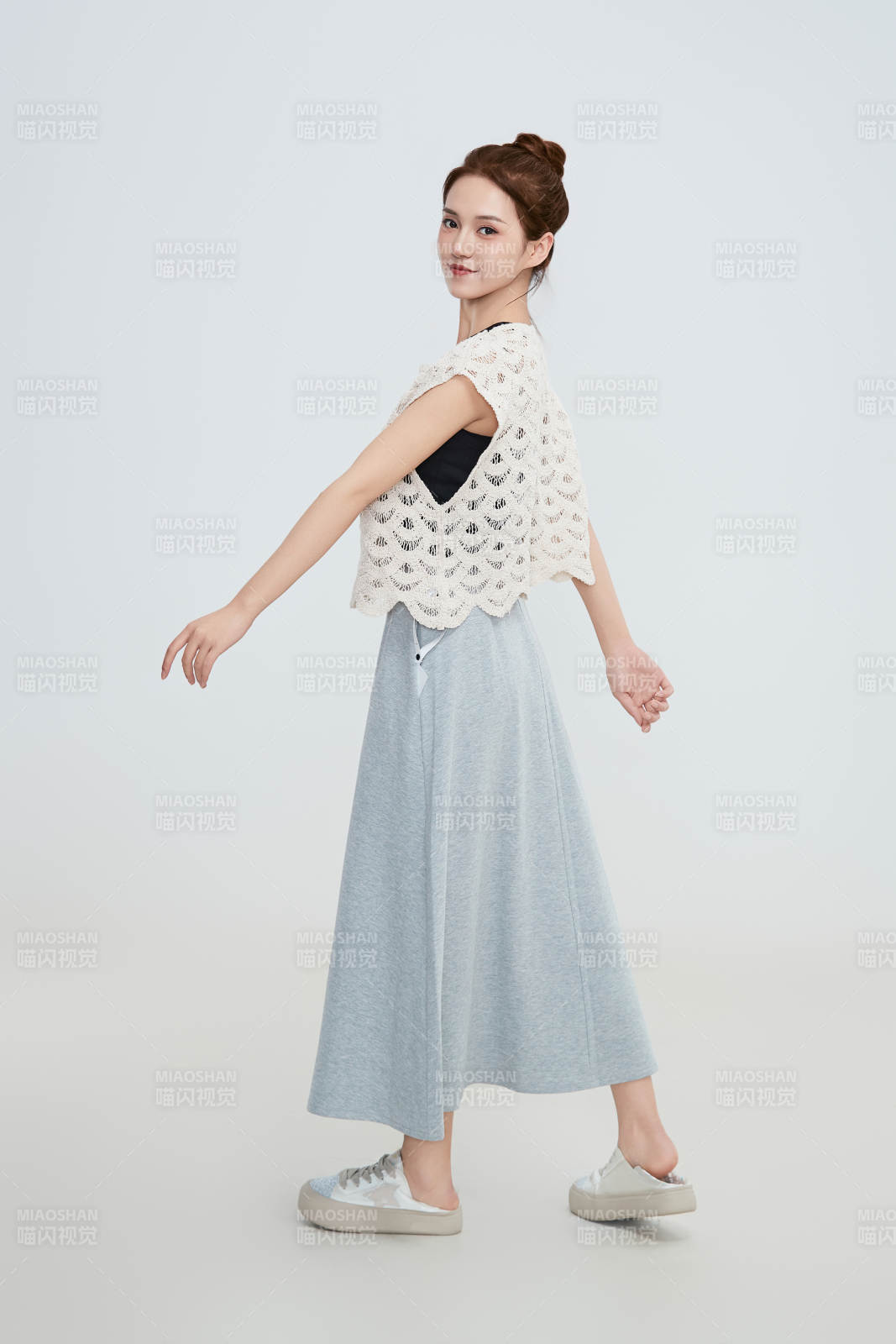 在摄影棚拍摄的青年时尚女性图片