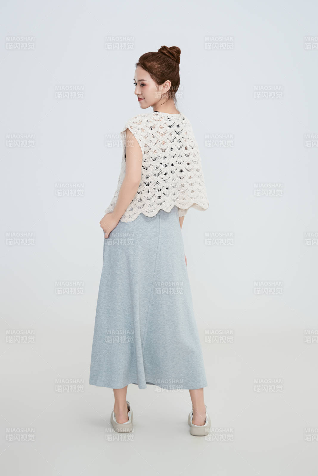 在摄影棚拍摄的青年时尚女性图片