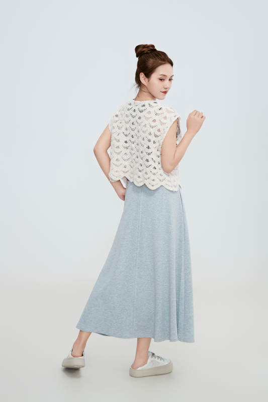 在摄影棚拍摄的青年时尚女性图片