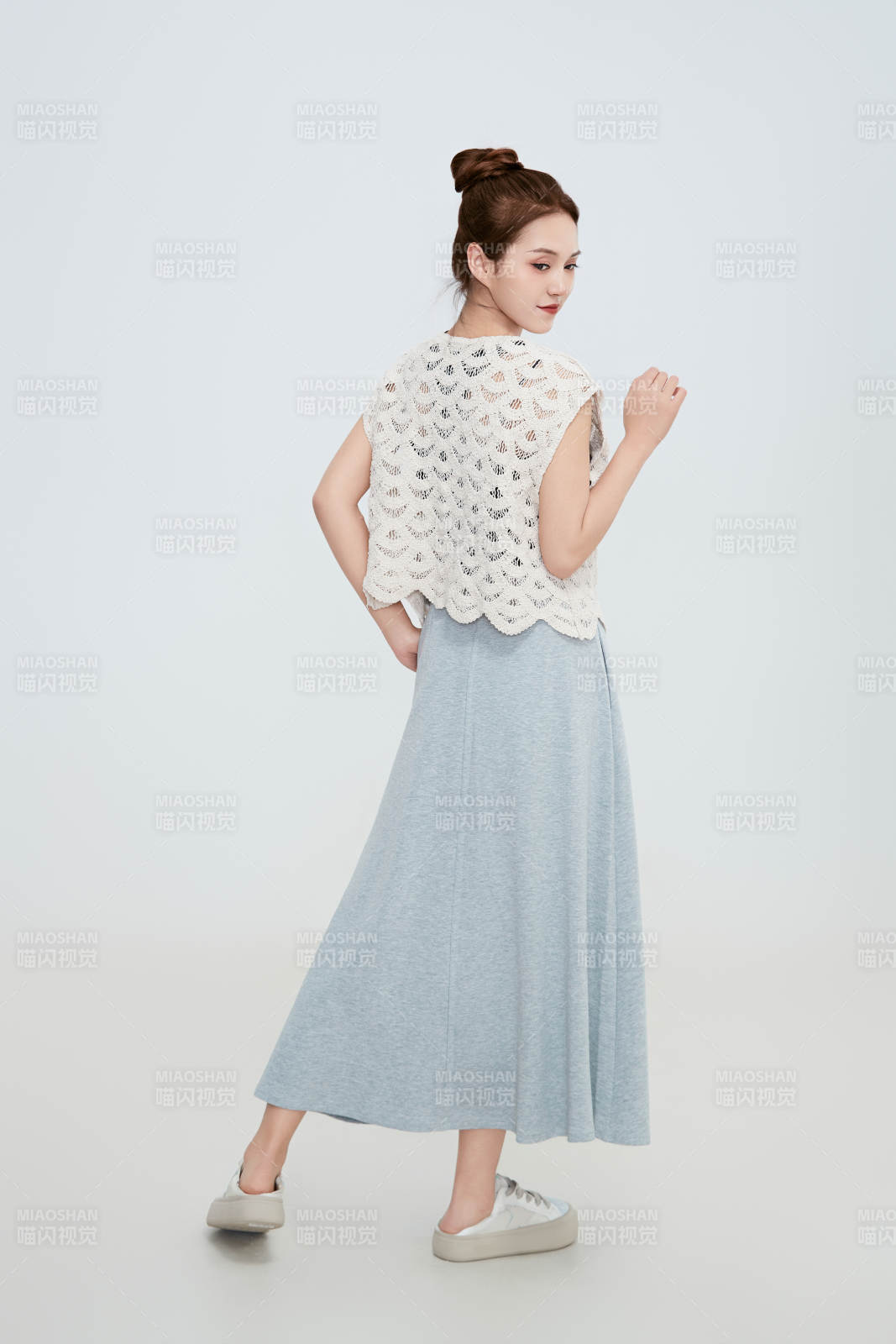 在摄影棚拍摄的青年时尚女性图片