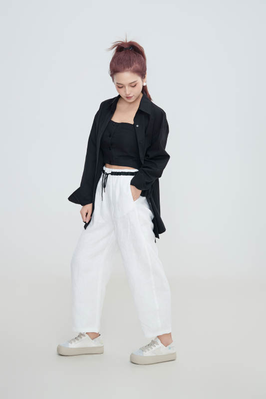 在摄影棚拍摄的青年时尚女性图片