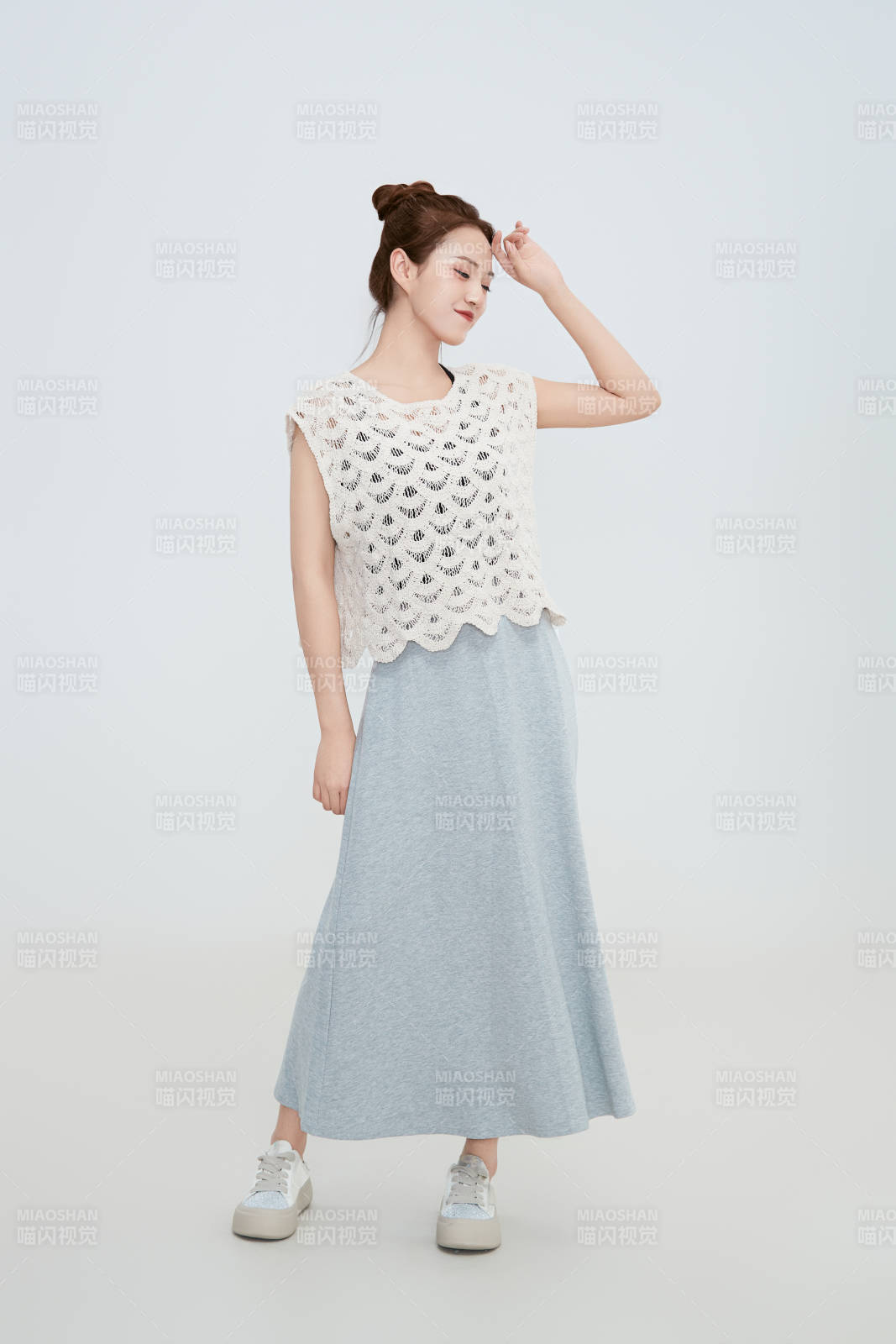 在摄影棚拍摄的青年时尚女性图片