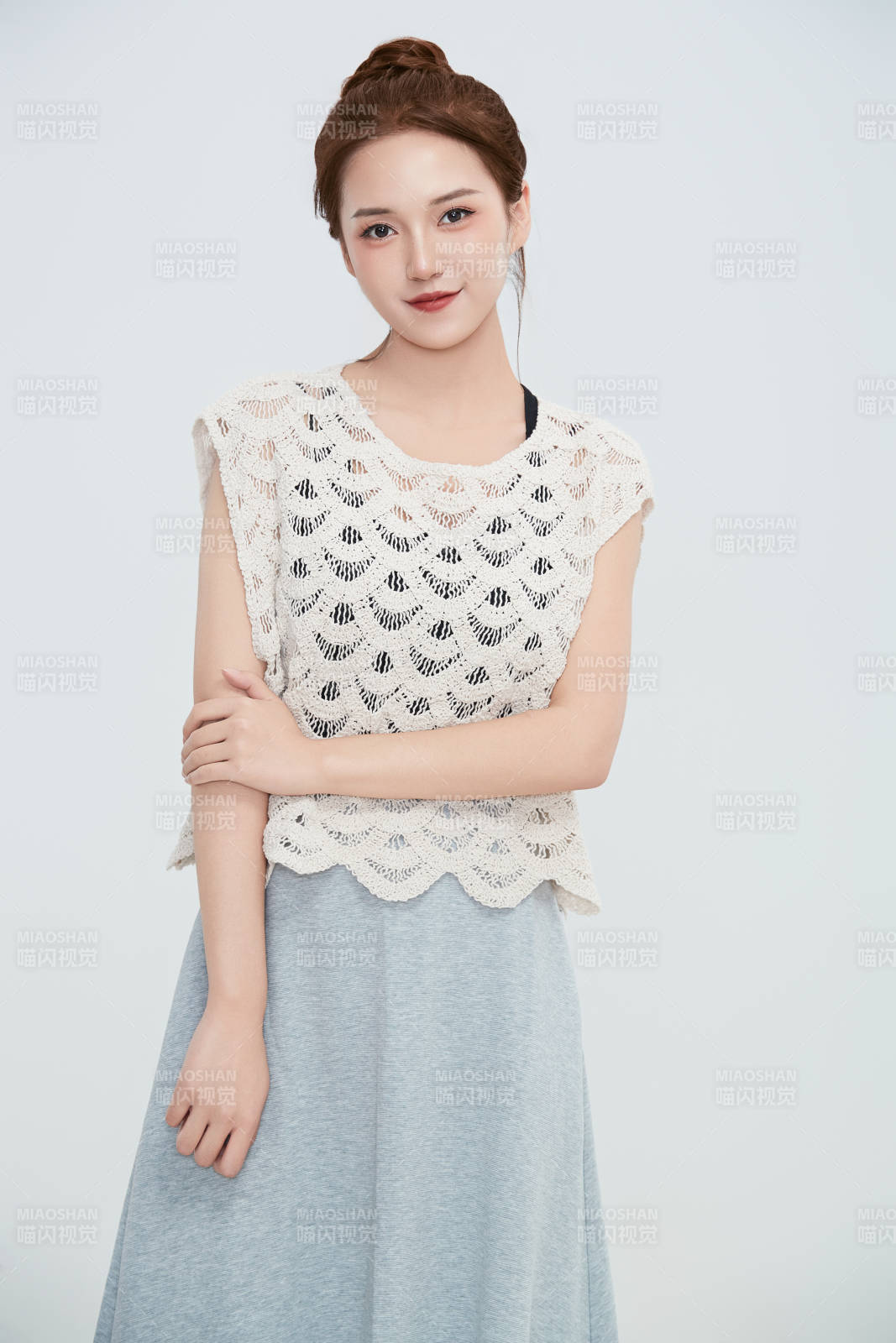 在摄影棚拍摄的青年时尚女性图片