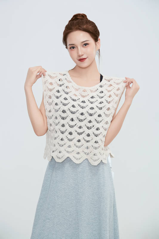 在摄影棚拍摄的青年时尚女性图片