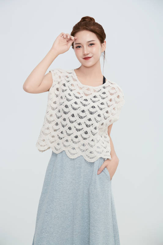 在摄影棚拍摄的青年时尚女性图片