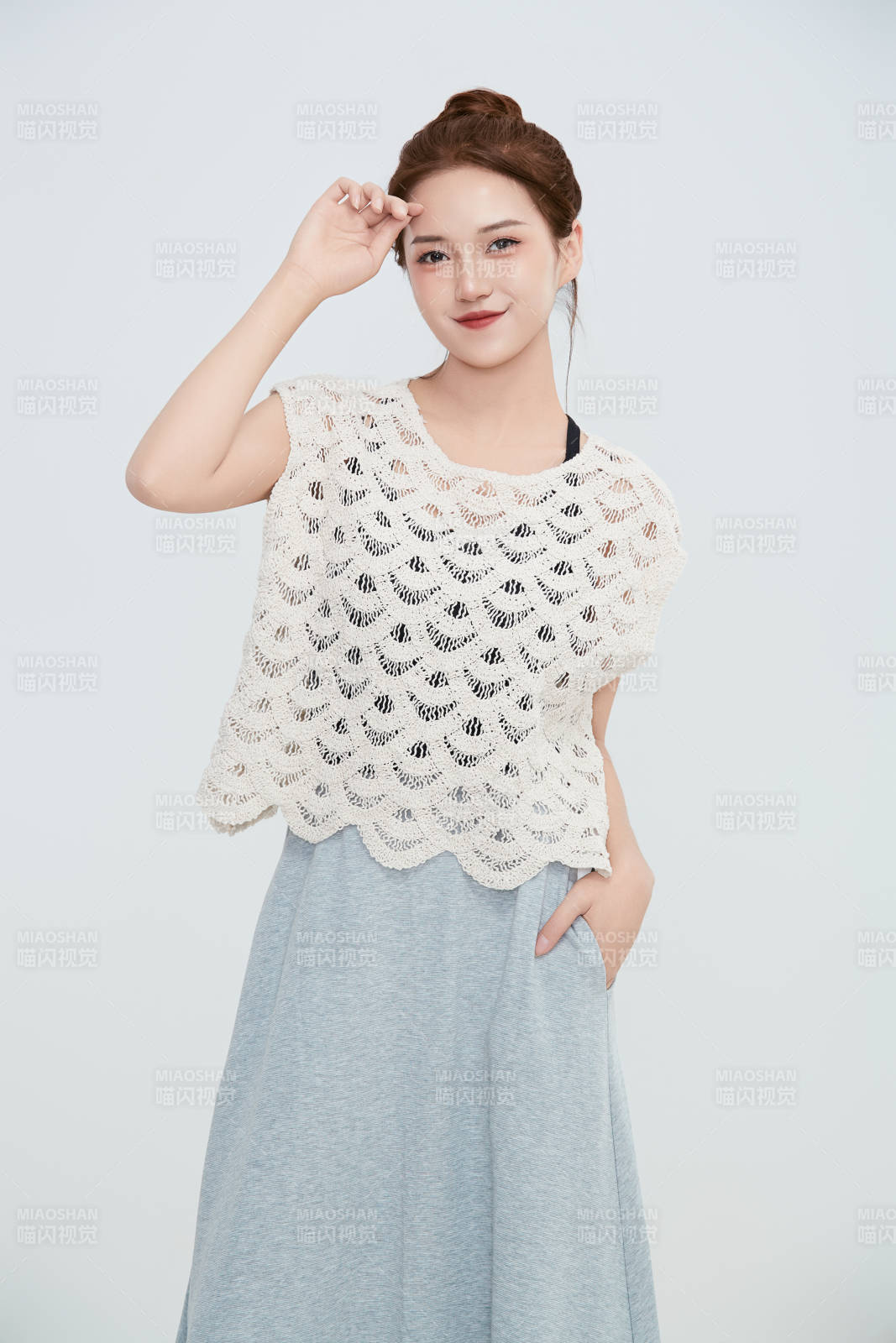 在摄影棚拍摄的青年时尚女性图片