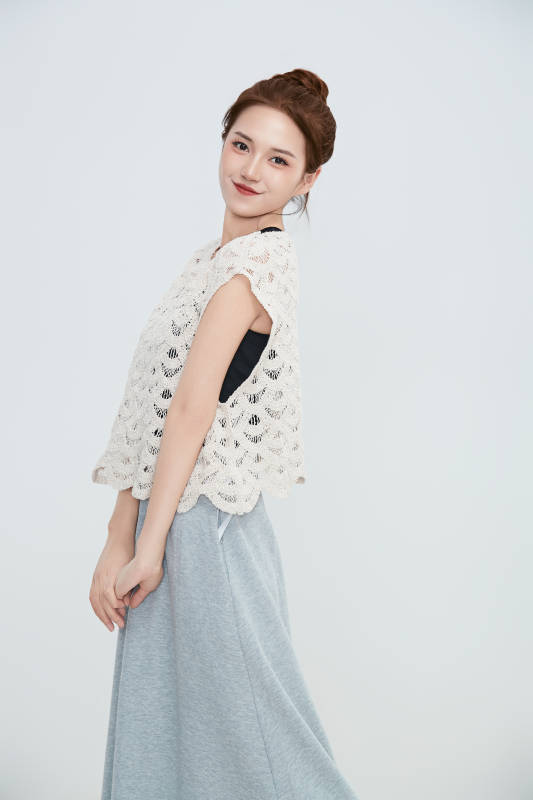 在摄影棚拍摄的青年时尚女性图片