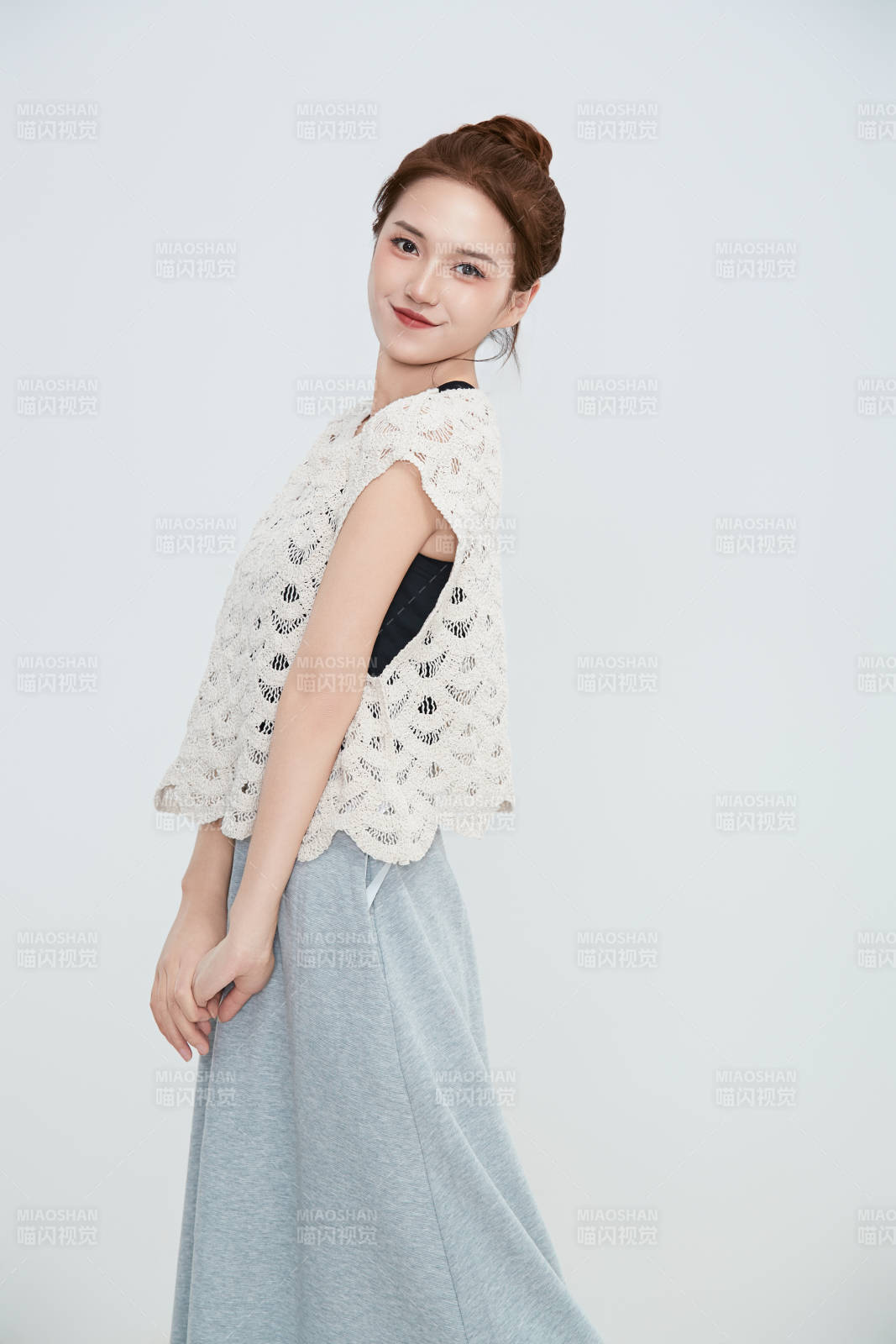 在摄影棚拍摄的青年时尚女性图片