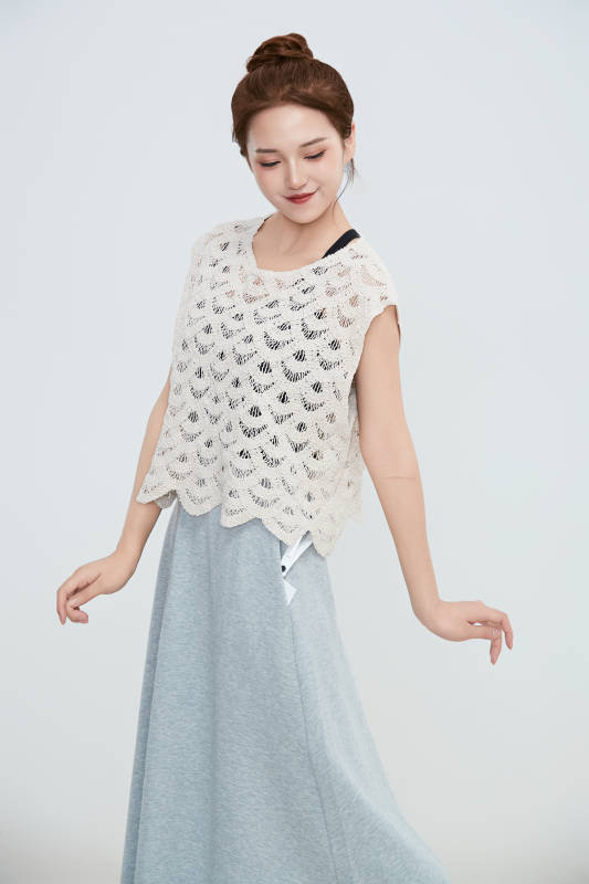 在摄影棚拍摄的青年时尚女性图片