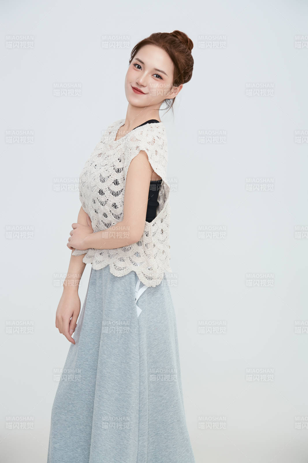 在摄影棚拍摄的青年时尚女性图片