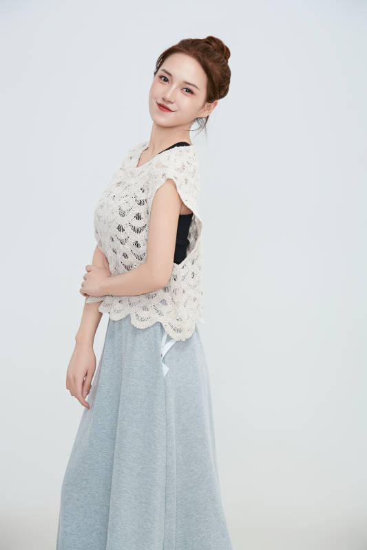 在摄影棚拍摄的青年时尚女性图片