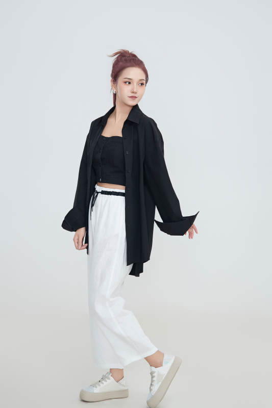 在摄影棚拍摄的青年时尚女性图片