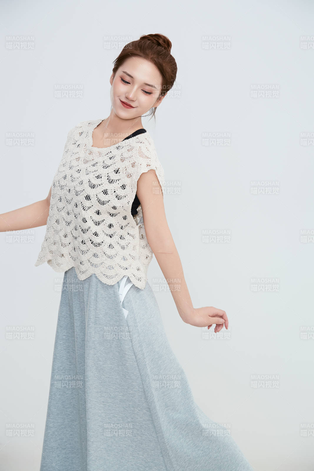 在摄影棚拍摄的青年时尚女性图片