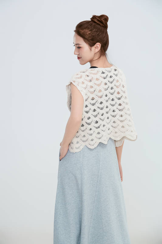 在摄影棚拍摄的青年时尚女性图片