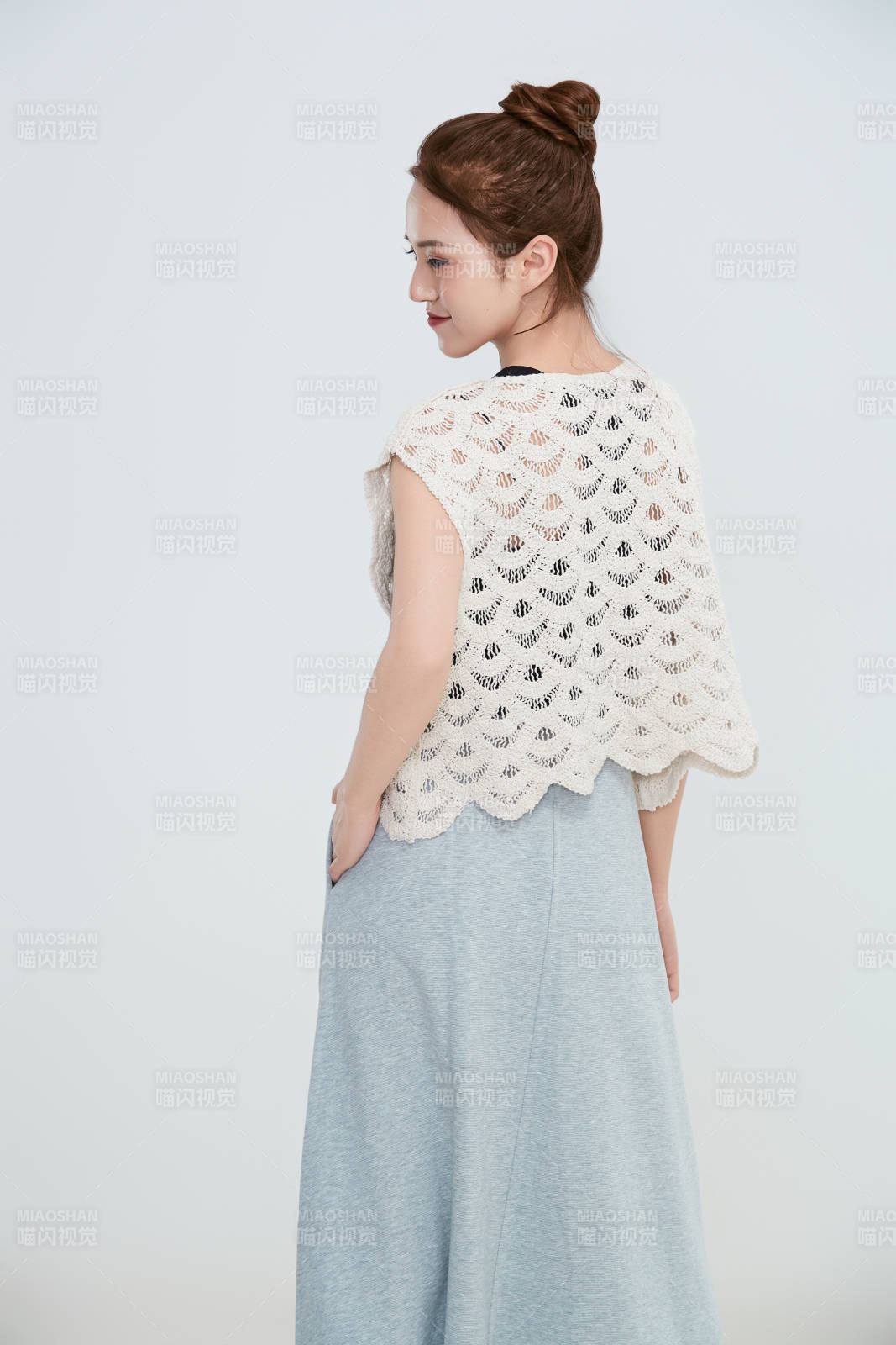 在摄影棚拍摄的青年时尚女性图片