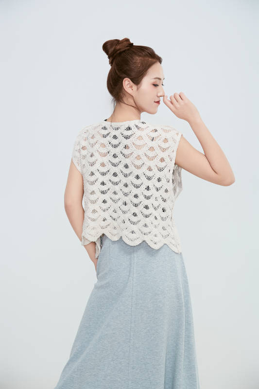 在摄影棚拍摄的青年时尚女性图片