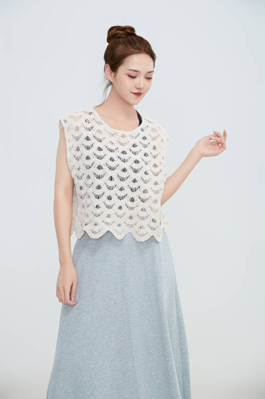 在摄影棚拍摄的青年时尚女性图片