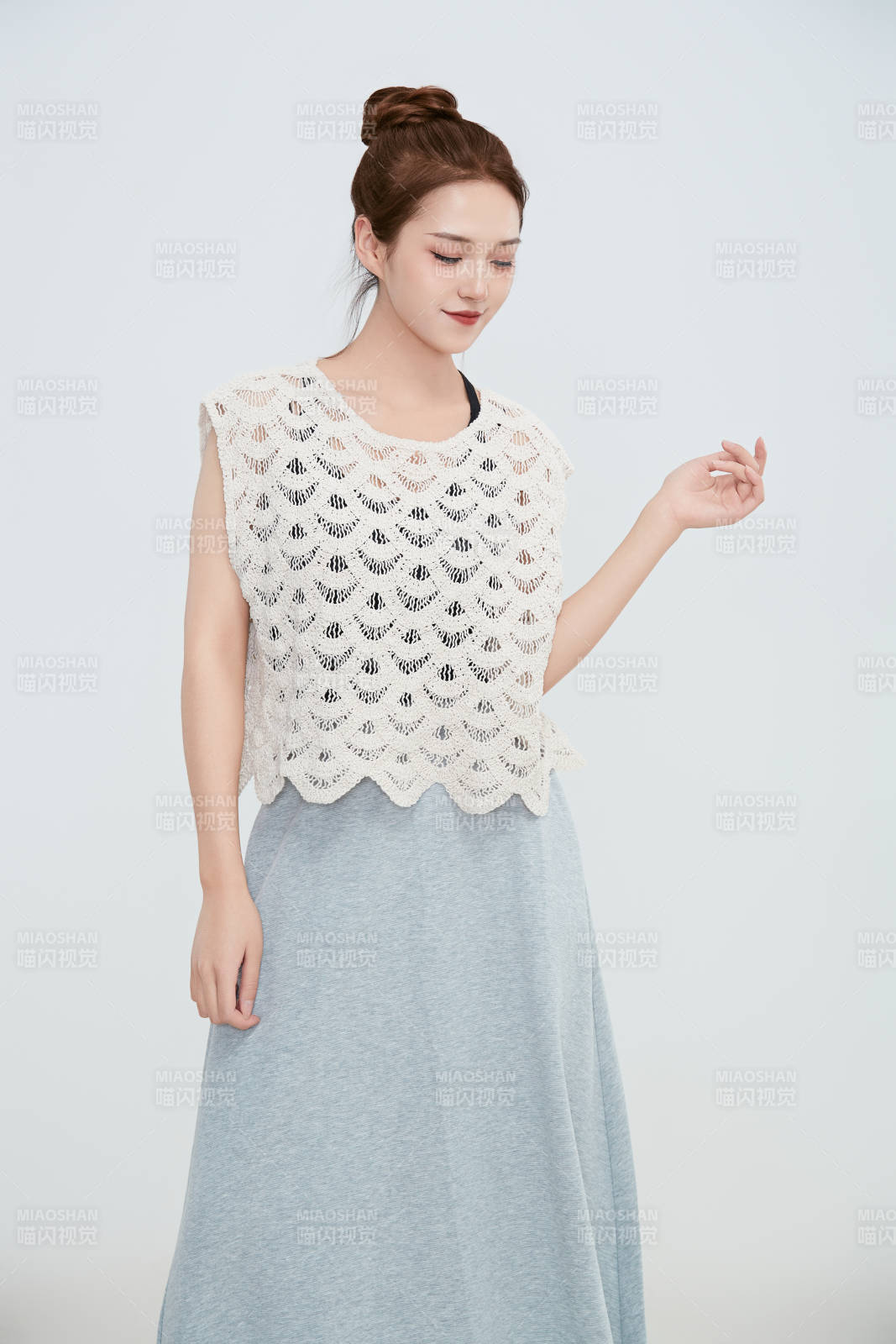 在摄影棚拍摄的青年时尚女性图片