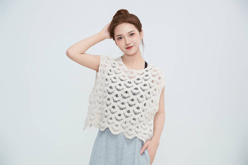 在摄影棚拍摄的青年时尚女性图片