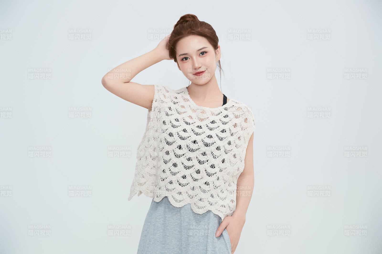 在摄影棚拍摄的青年时尚女性图片