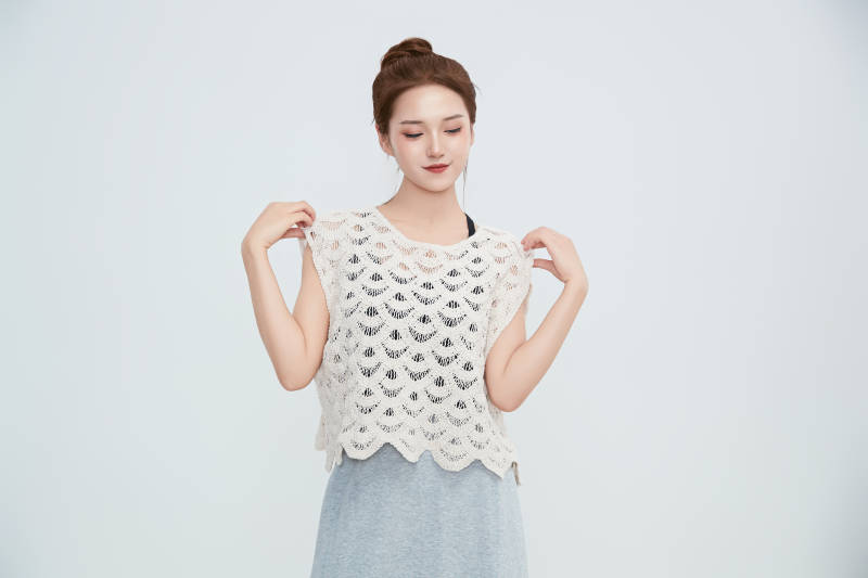 在摄影棚拍摄的青年时尚女性图片