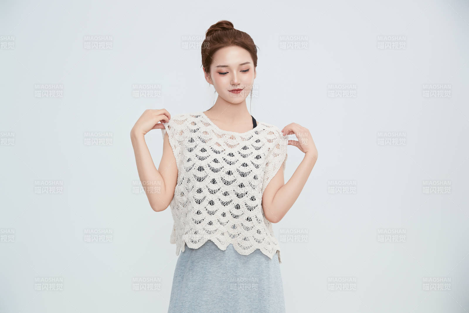 在摄影棚拍摄的青年时尚女性图片