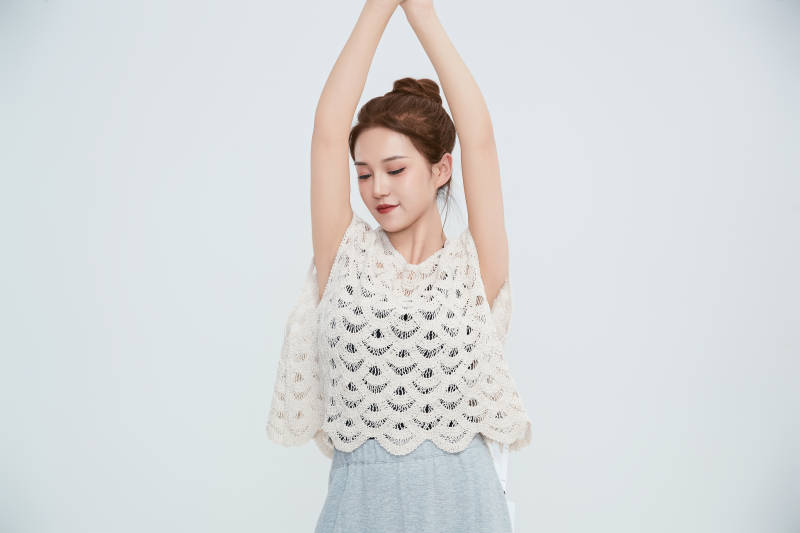 在摄影棚拍摄的青年时尚女性图片