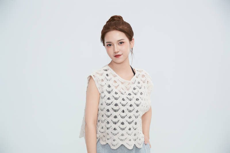 在摄影棚拍摄的青年时尚女性图片