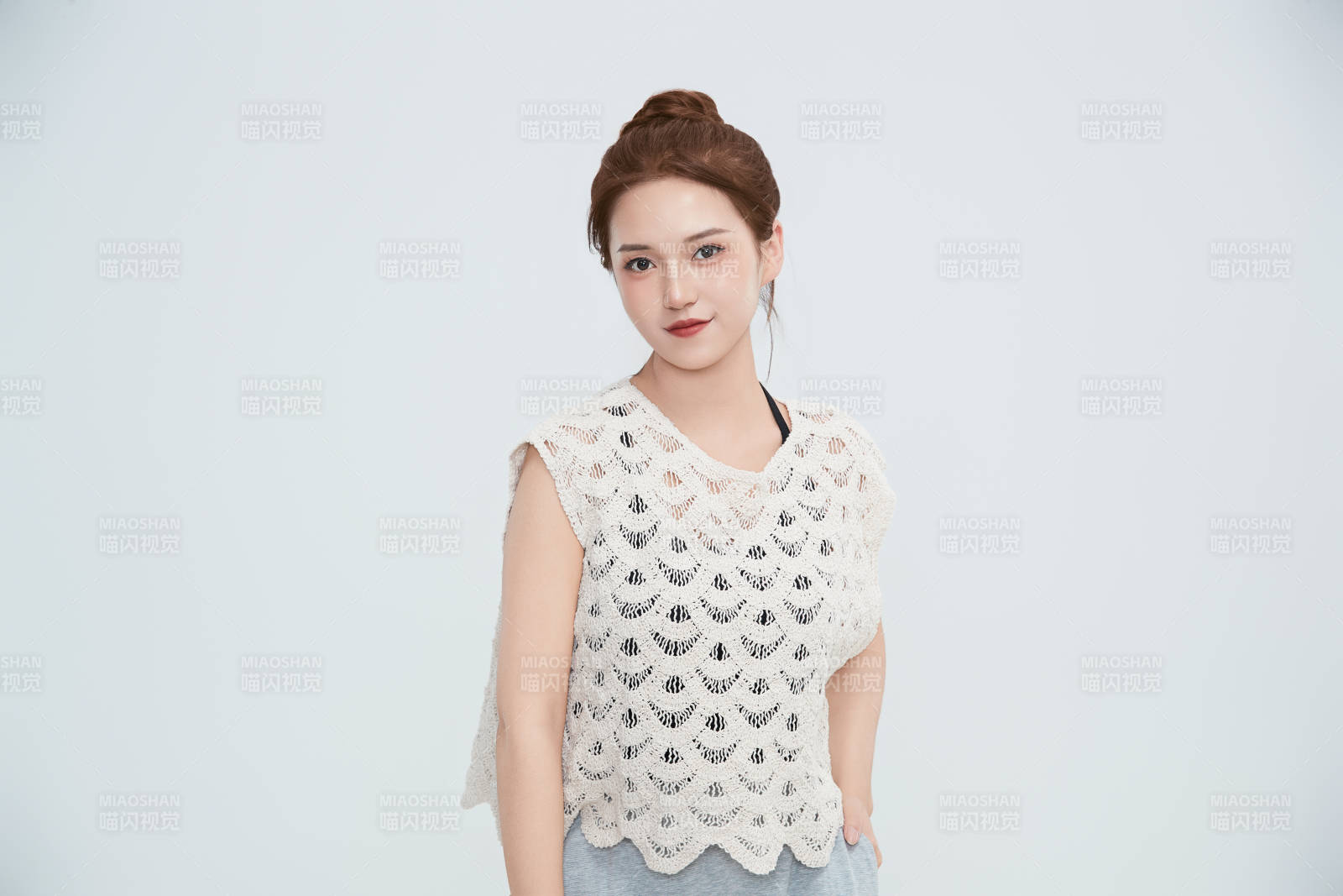 在摄影棚拍摄的青年时尚女性图片