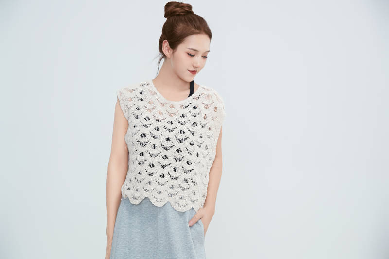 在摄影棚拍摄的青年时尚女性图片