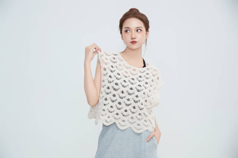 在摄影棚拍摄的青年时尚女性图片