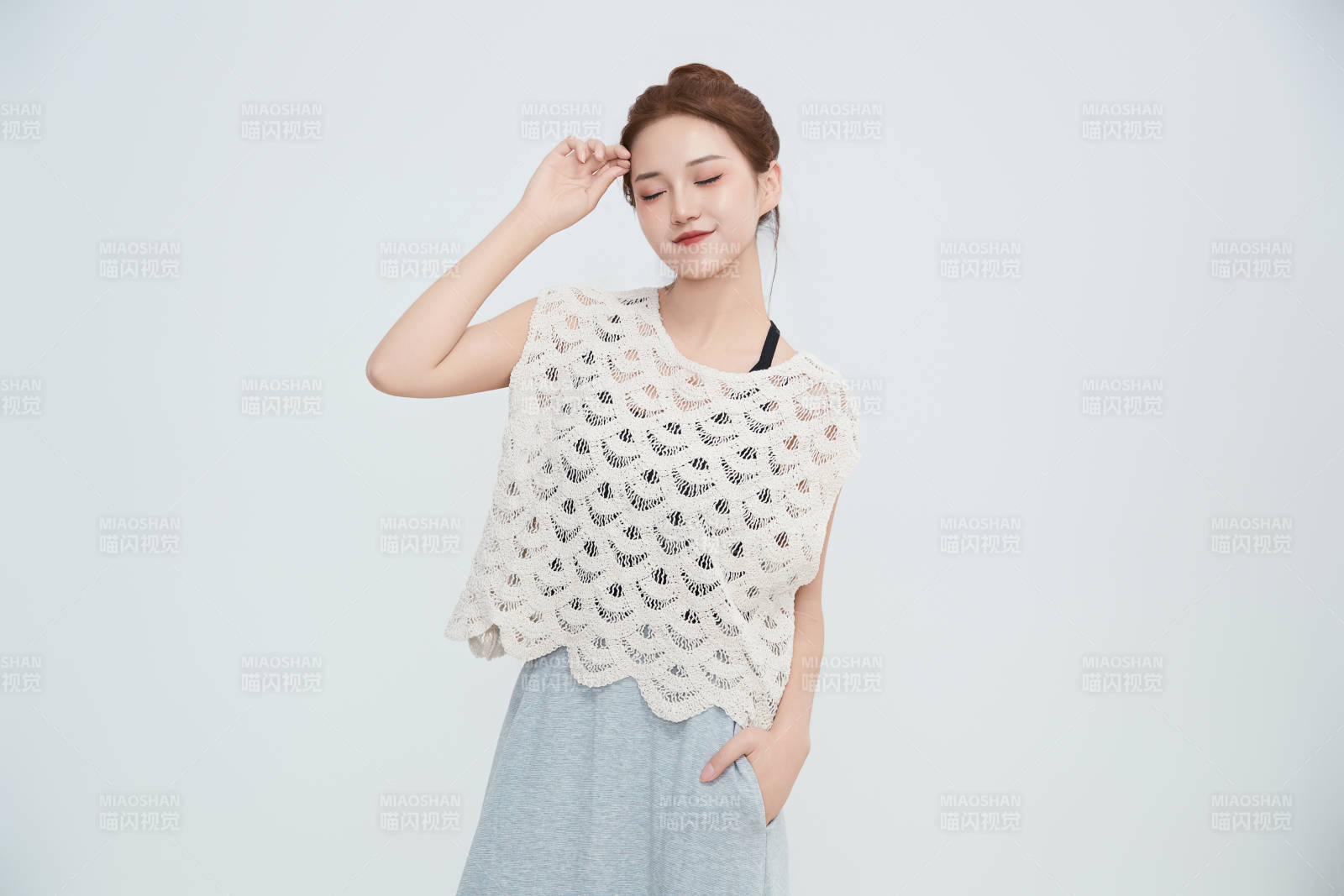 在摄影棚拍摄的青年时尚女性图片