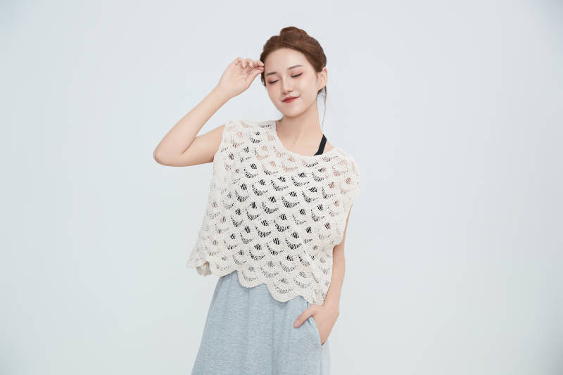 在摄影棚拍摄的青年时尚女性图片