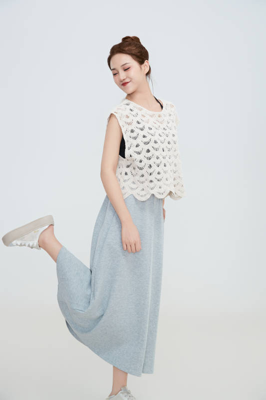 在摄影棚拍摄的青年时尚女性图片