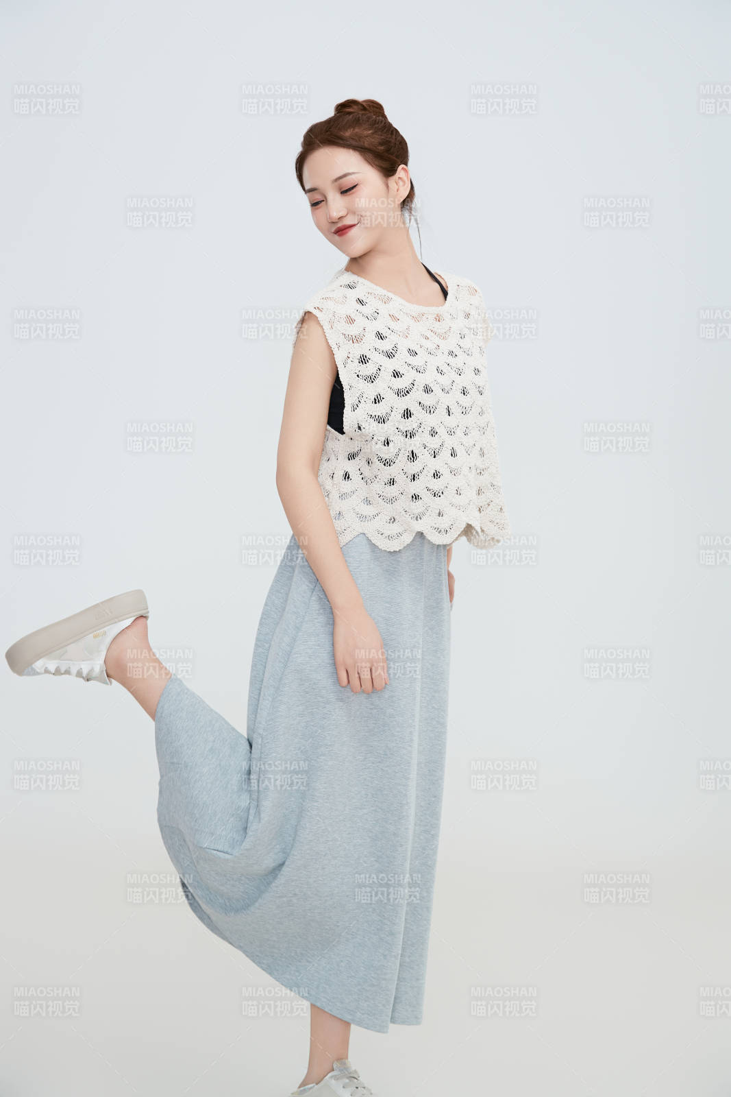 在摄影棚拍摄的青年时尚女性图片