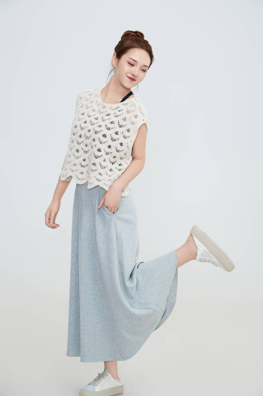 在摄影棚拍摄的青年时尚女性图片