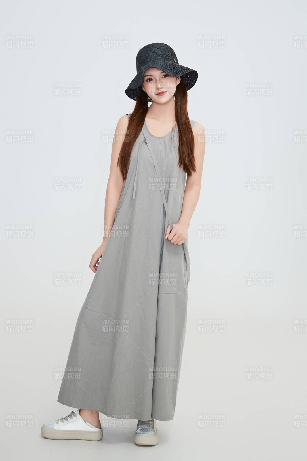 在摄影棚拍摄的青年时尚女性图片