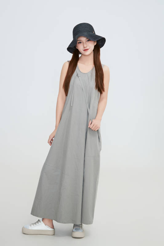 在摄影棚拍摄的青年时尚女性图片