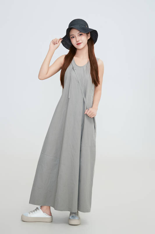 在摄影棚拍摄的青年时尚女性图片