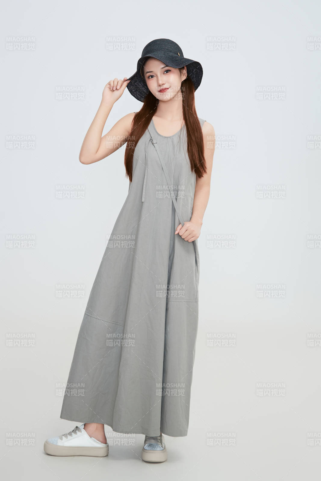 在摄影棚拍摄的青年时尚女性图片